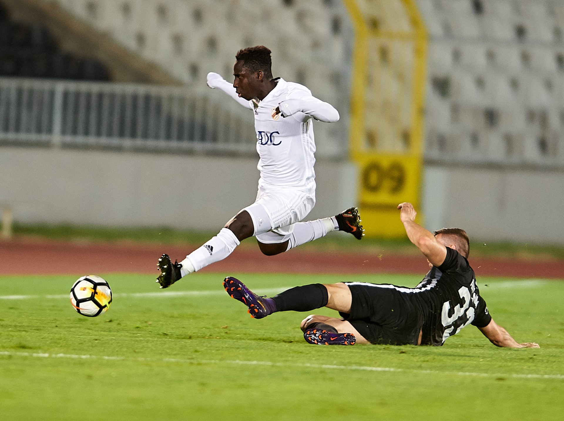 Ovusu u duelu sa igračem Partizana - Samuel Kwame Owusu | FkCukaricki